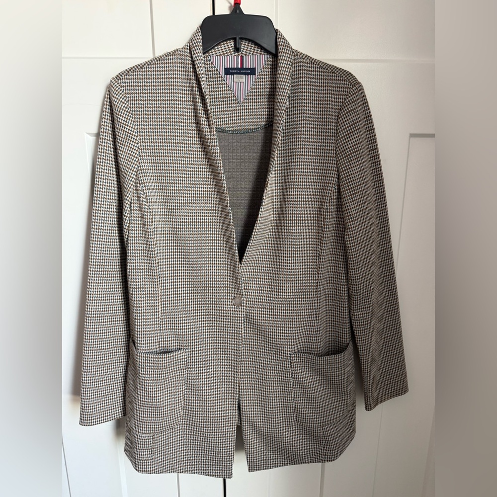 Tommy Hilfiger Brown Houndstooth Blazer in blue and brown subtle pattern. Size 8